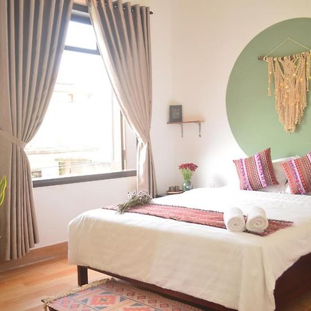 Corner Night Market Homestay Хойан Экстерьер фото