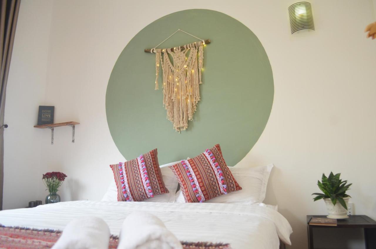 Corner Night Market Homestay Хойан Экстерьер фото